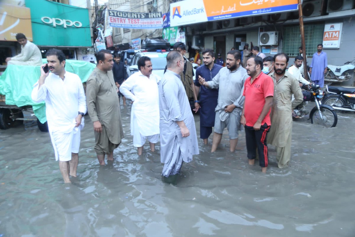 KaleriAshraf's tweet photo. Information Minister and Focal Person for Rain Emergency Sharjeel Inam Memon's visit to Tando Jam in the rain, Sharjeel Inam got into the rainwater, cleaning staff race, I want the city clean in 5 hours Sharjeel Memon's instructions to the municipal staff.
@sharjeelinam https://t.co/wMfTWVjEAK