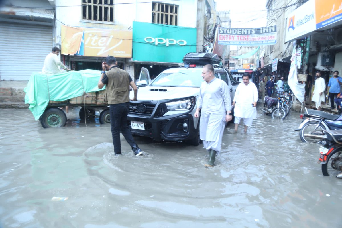 KaleriAshraf's tweet photo. Information Minister and Focal Person for Rain Emergency Sharjeel Inam Memon's visit to Tando Jam in the rain, Sharjeel Inam got into the rainwater, cleaning staff race, I want the city clean in 5 hours Sharjeel Memon's instructions to the municipal staff.
@sharjeelinam https://t.co/wMfTWVjEAK