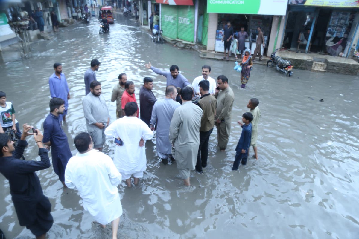 KaleriAshraf's tweet photo. Information Minister and Focal Person for Rain Emergency Sharjeel Inam Memon's visit to Tando Jam in the rain, Sharjeel Inam got into the rainwater, cleaning staff race, I want the city clean in 5 hours Sharjeel Memon's instructions to the municipal staff.
@sharjeelinam https://t.co/wMfTWVjEAK