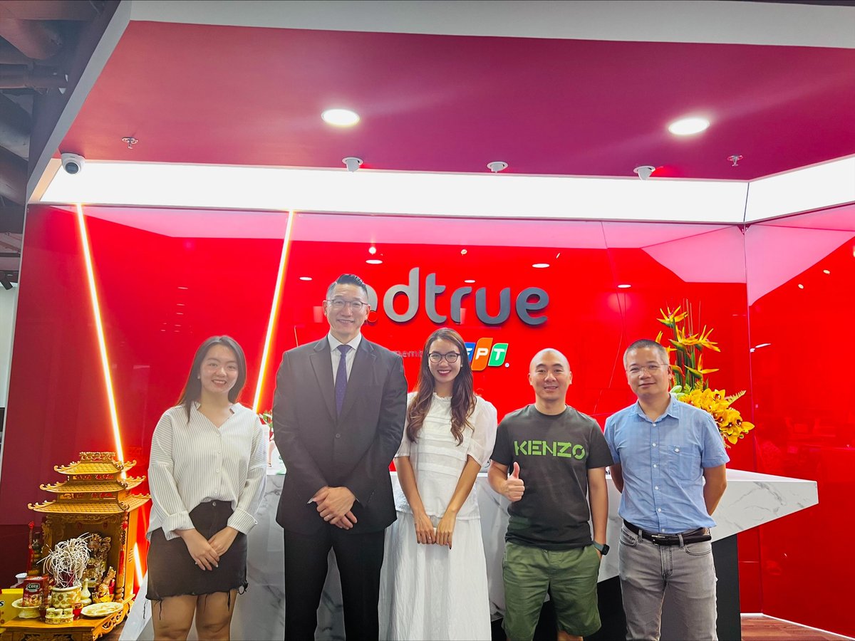 OnePadPTE's tweet photo. Warmest welcome to Mr. Kim Kyoung-Hwan, Vice President of Smilegate Investment, and Mr. Tran Huu Duc, CEO of VIISA, to come and visit OnePad
We have had such a pleasant discussion about our mutual vision for a chance to collaborate in the future.
#onepad #Smilegate #VIISA https://t.co/hYFeZrAMq1