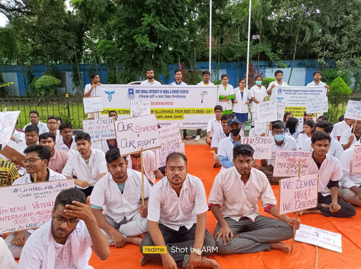 ForumBengal's tweet photo. #increase_veterinary_intern_stipend
#increase_veterinary_internship_allowance
@MamataOfficial @abhishekaitc @SwapanDebnath98 @PMOIndia @narendramodi @WBTMCPofficial
@AITCofficial @HomeBengal @atul1chaturvedi @Murugan_MoS @Dept_of_AHD @presidentVCI @nss_WBUAFS https://t.co/NiCcLfHZsV