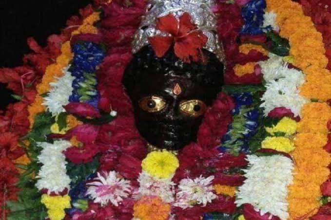 Profdilipmandal's tweet photo. ये है बिहार का प्रसिद्ध मुंडेश्वरी मंदिर। अगर साज सज्जा हटेगी तो क्या नज़र आएगा? बद्रीनाथ से तिरुपति तक देश के हज़ारों मंदिरों में यही लीला है। इसलिए मंदिरों में फ़ोटोग्राफ़ी वर्जित है। ग़ैर ब्राह्मण मूर्ति छू नहीं सकते। श्रृंगार करते समय पर्दा गिर जाता है। https://t.co/w39dxxj0ie