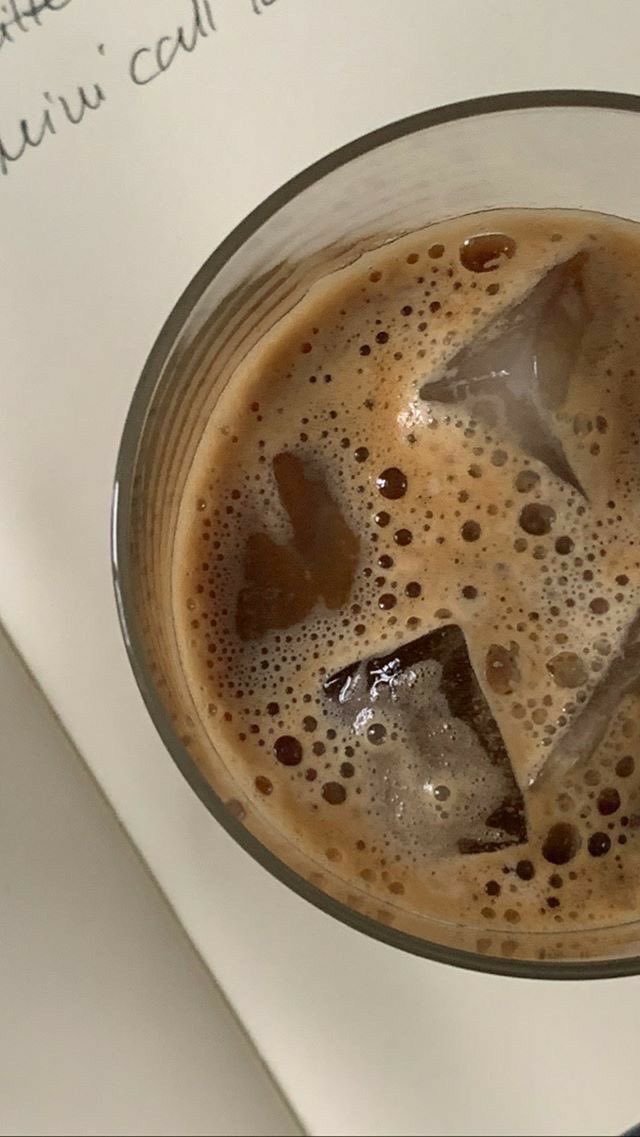 bellaathoughts's tweet photo. aik cheong chocolate sedap gila guys! rasa chocolate dia kaw 😩🤎tak sia sia lah i teracun. lagi sedap kalau minum panas panas kot. ikutlah korang nak tambah ais ke apa kan. preference masing masing. this is really bad for my diet tapi sedap faham tak 😭 https://t.co/7PDH0p3Arr