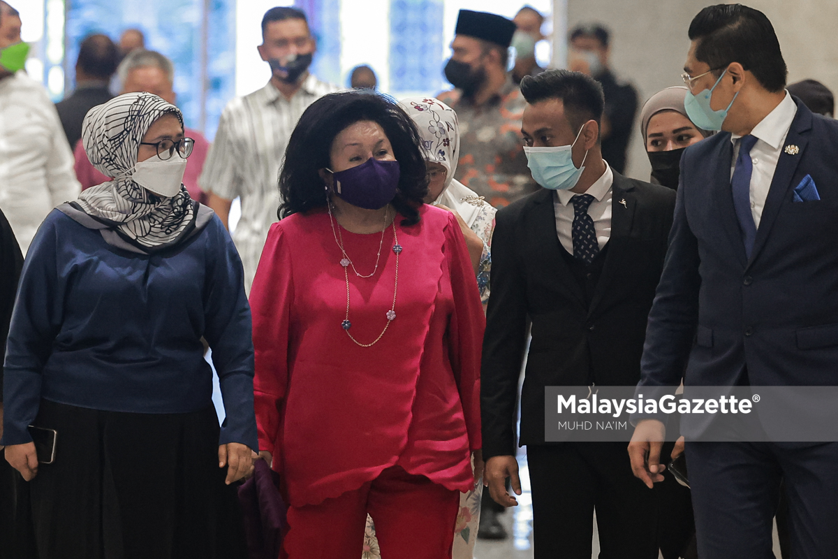 MalaysiaGazette's tweet photo. Datin Rosmah kelihatan seperti hendak menangis duduk di sebelah Datuk Najib.
#malaysiagazette #SRCinternational https://t.co/0xgSO5UtB5