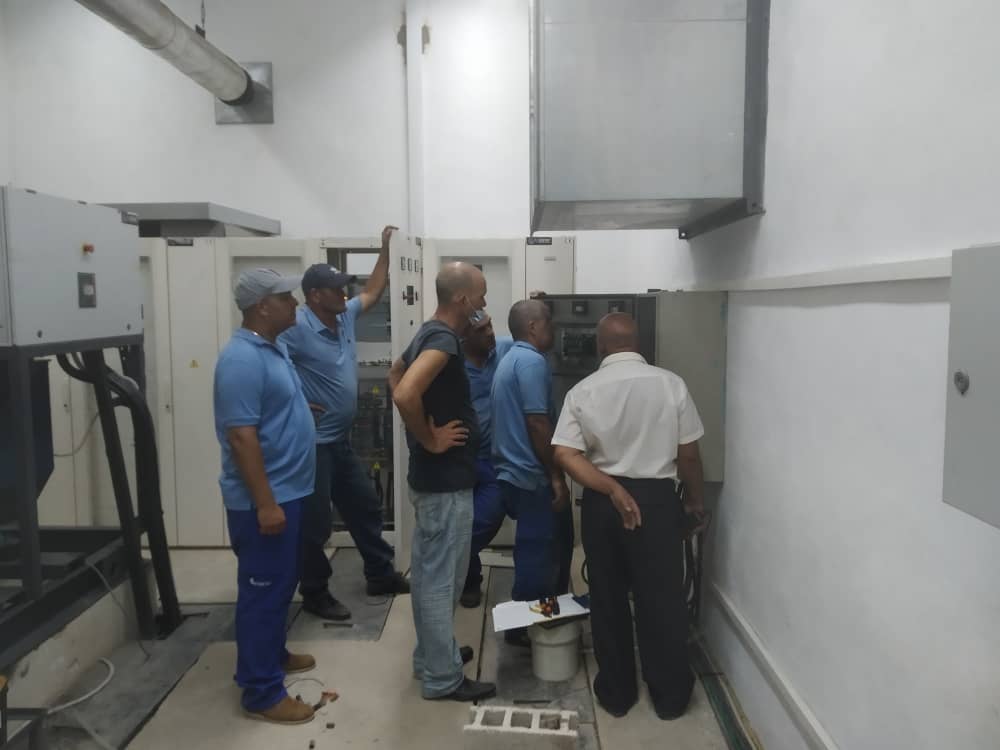 ernestoyudreane's tweet photo. Cuando el #SentidoDePertenencia alcanza valores extremos 👏...trabajadores de @ETECSA_Cuba #Artemisa laboran durante más de 18 horas ininterrumpidas 💪 para instalar un nuevo grupo electrógeno ante la rotura del existente. #CubaViveYTrabaja https://t.co/Ta9JT9HVJK