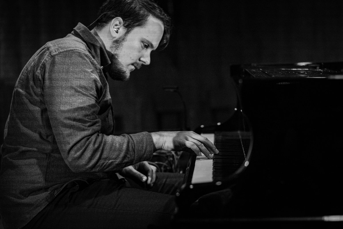 publictune's tweet photo. Mit „Lines of Flight“ erscheint am Freitag das erste Album des #Düsseldorfer #Komponisten und #Medienkünstlers Raffael Seyfried. Das #Release-Konzert findet im Rahmen der #OffChurch-Reihe in der #Christuskirche statt.
26.08. | Einlass 19:00 | Beginn 20:00 | Eintritt frei https://t.co/tX38RoO1CQ