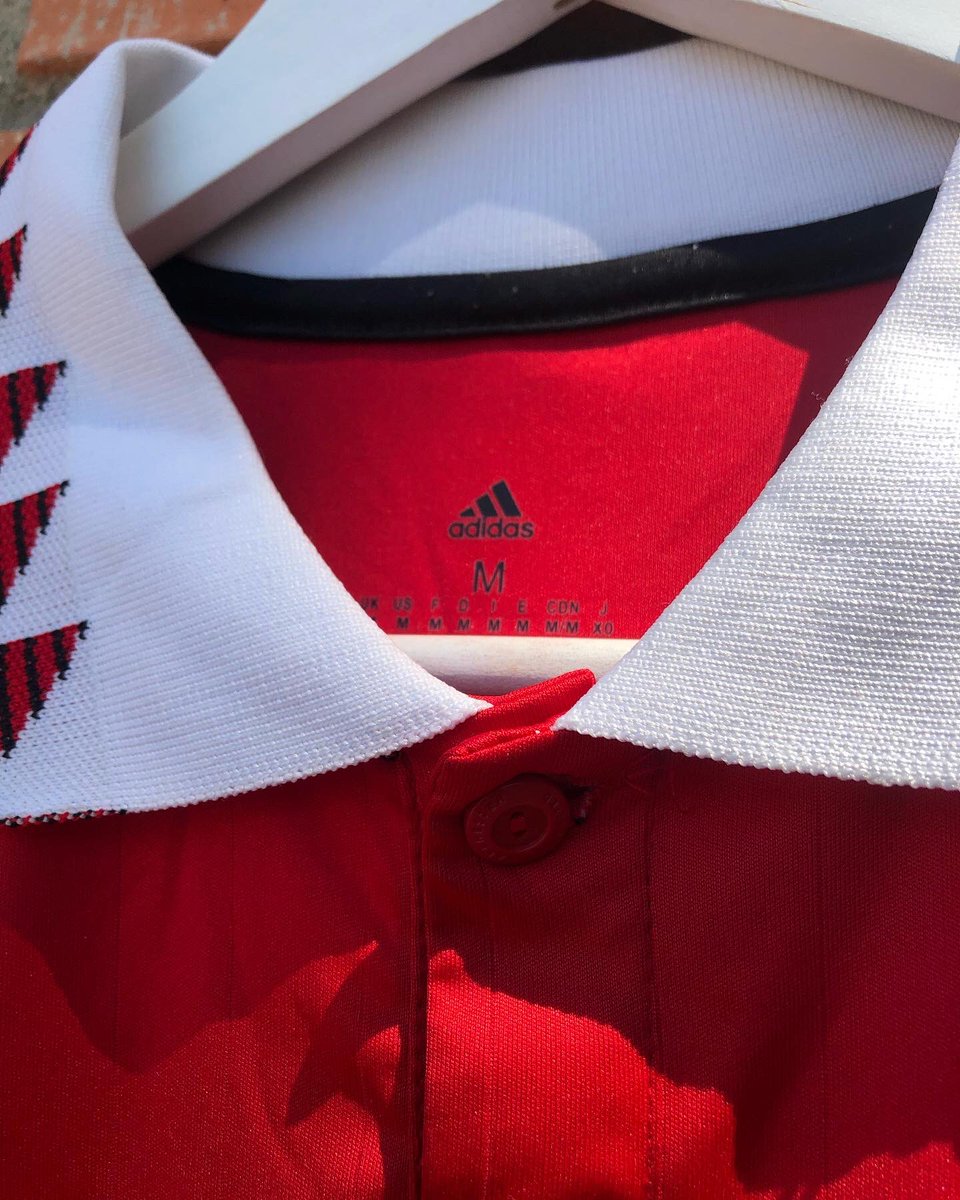 FerCamisYFutbol's tweet photo. 🏴 _CAMISETA MANCHESTER UNITED_ • 21-22•
🔥Una de la camisetas que más me ha gustado de esta presente temporada , y le da un bueno toque a los #reddevils 😈.
Un #teampleate 👕 de tipo polo repetido por #adidas y han querido realizar un estilo retro.
🏟 7,5/10 https://t.co/SdWTel1S1p