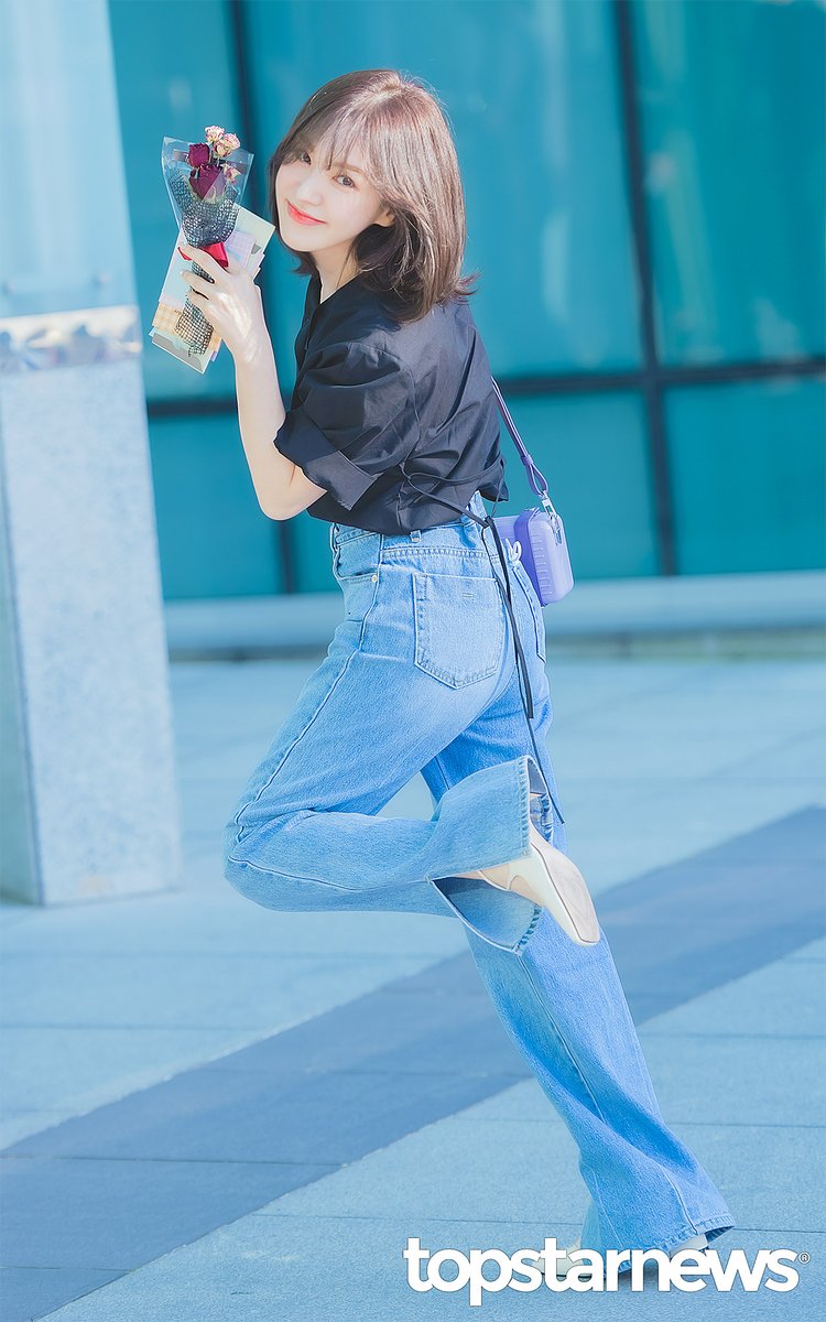 TSN_PHOTO's tweet photo. [HD포토] 레드벨벳 웬디, ‘날아갈 것 같은 와니’ (웬디의 영스트리트 출근길) #웬디 #Wendy #레드벨벳 #RedVelvet #Feel_My_Rhythm #영스트리트 #출근 #퇴근 #프리뷰 https://t.co/ypDwSwSfho <- Original Photo https://t.co/4MJUikSghz