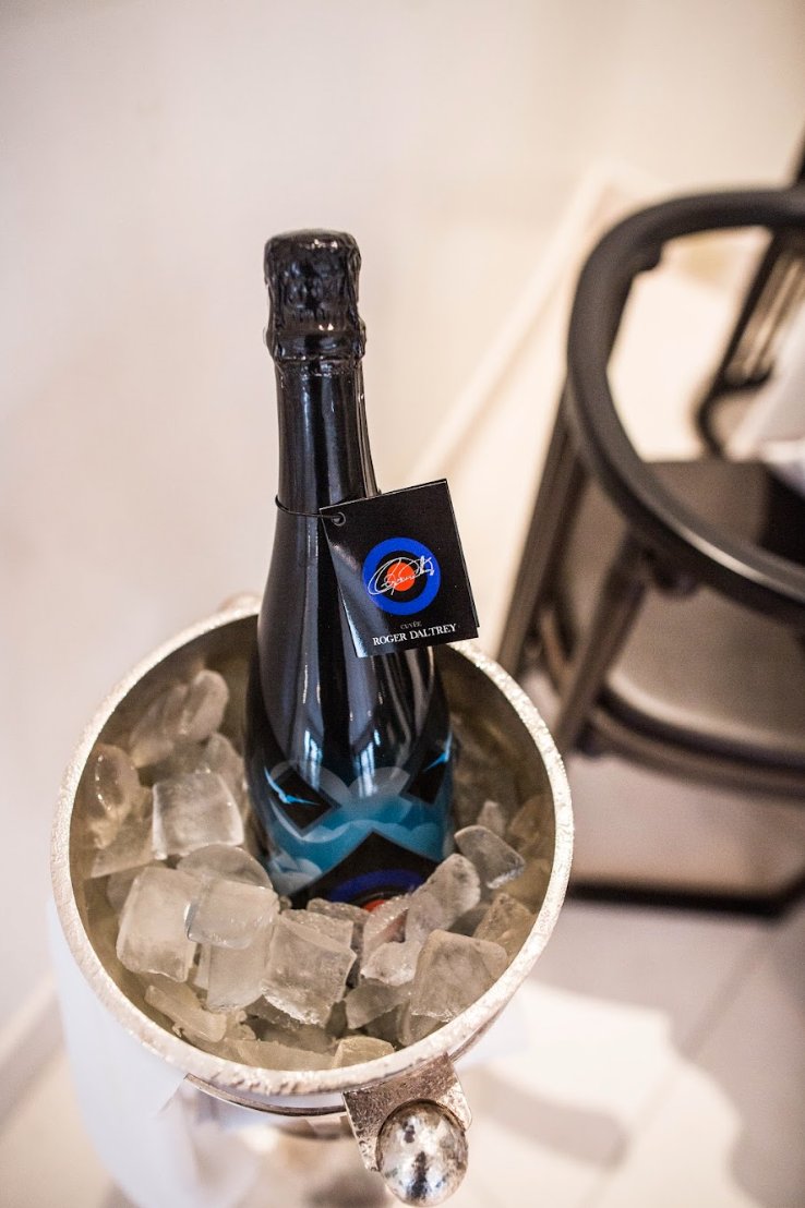 EminentWines's tweet photo. The #rogerdaltreychampagne - Created by and available from @EminentWines 
.
To keep a bottle of champagne or wine at the right temperature, the use of a champagne bucket is mandatory
.
#eminentwines #bespokebyeminent #thewhochampagne https://t.co/gc0XImOo8e