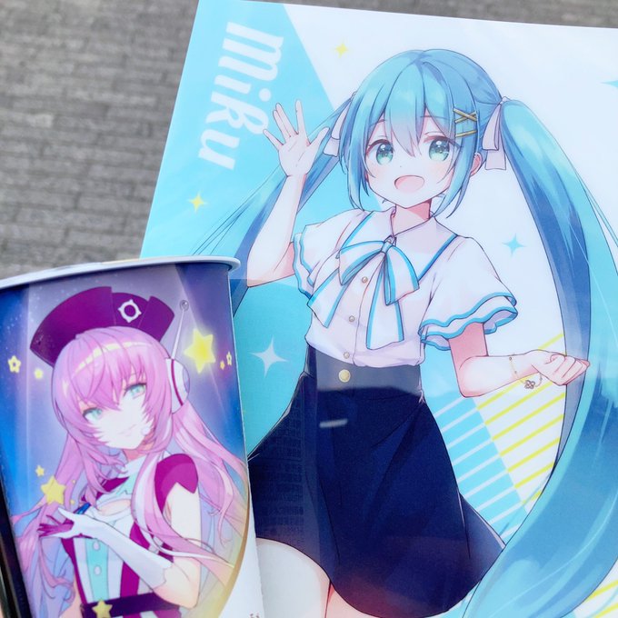 敬虔なミク教徒なので流れるような動作でローソンのお菓子を買いました 