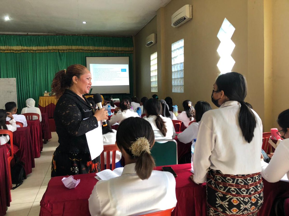 bpsdmd_ntt's tweet photo. Widyaiswara BPSDMD Prov. NTT - Ibu Katarina Nikmat , SE, M.AP. Membawakan Materi "Wawasan Kebangsaan" bagi Peserta Latsar CPNS Gel.13 Gol 2 Angkatan 72. Bertempat Hotel Romyta. Selasa, 23 Agustus 2022 #LATSARCPNSNTT2022 #BPSDMDNTT https://t.co/nqF2wCCgAv