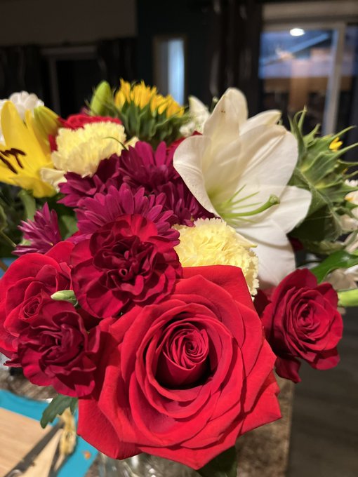 So many roses!  What a beautiful birthday bouquet of the biggest juiciest ROSES and sunflowers EVER!<a href="/tag/space"class="tags"><span>#space</span></a><a href="/tag/infinity"class="tags"><span>#infinity</span></a><a href="/tag/ufo"class="tags"><span>#ufo</span></a>