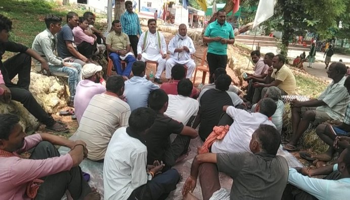 BhadaniGopal's tweet photo. @yadavtejashwi @NitishKumar @NasviIndia @Singharbind पथ बिक्रेताअधिनियम 2014 कानून का खुलेआम धज्जियां उड़ाई जा रही है इस कानून को ना जनप्रतिनिधि और ना इससे संबंधित पदाधिकारी तबज्जो दे रहे हैं। https://t.co/85VrkGuckF
