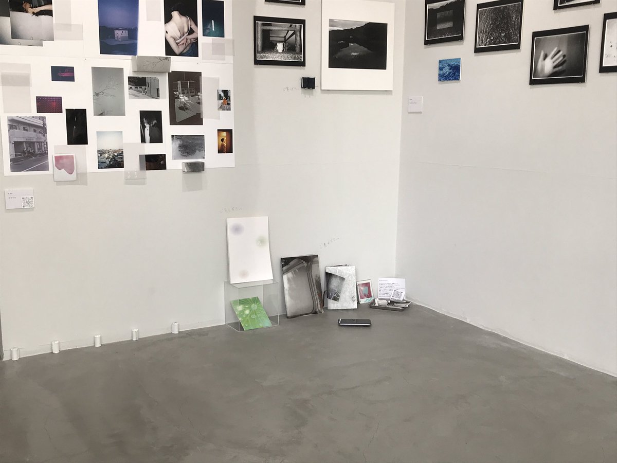 yorubekomichi's tweet photo. 展示品
作品の下には作者の写真集を展示しています。

#写真展 #写真 #写真好きな人と繋がりたい #東京カメラ部 #新宿 #日常写真 #キリトリ世界 #alt_medium 
#ig_japan #ig_photooftheday #everyones_photo_club https://t.co/XkJ9A03Qur
