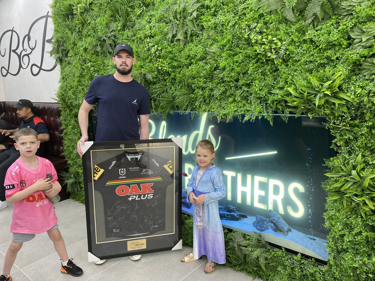 TompsettNathan's tweet photo. Told the mrs if she won me this Iβd start supporting @PenrithPanthers. Guess whoβs the newest panthers fan π #backtobackbaby Sorry @NRL_Bulldogs feel free to make a counter offer https://t.co/EVb0ZA9Pu1