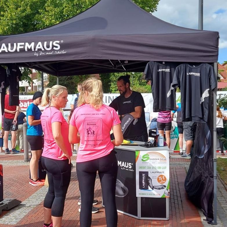 lauf_maus's tweet photo. 🏃Tolle Stimmung, tolles Wetter, große Emotionen! Das war am Wochenende der #Jever-Fun-Lauf mit über 1000 Läufer*innen am Start. 
✔ Und wie soll es auch anders sein: die #LAUFMAUS war natürlich mit dabei! Das Event war für uns ein voller Erfolg und so sagen wir allen DANKE! 💥🏃‍♀️ https://t.co/zrWjsnPbX6