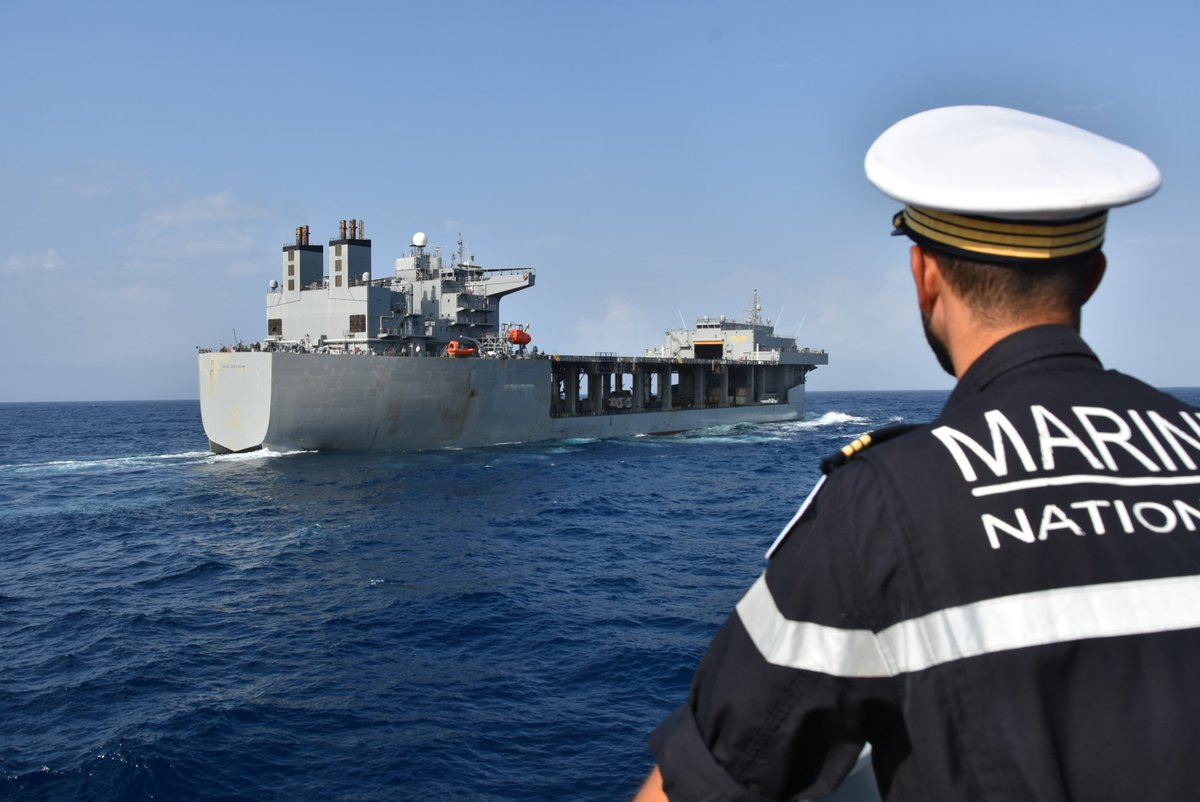 #AdvancedInteroperability 🌍

#USSHershelWoodyWilliams 🇺🇸 sails alongside FS Champlain 🇫🇷 during a passing exercise in the #MozambiqueChannel, Aug. 20, 2022. 

 #NavyPartnerships⚓️