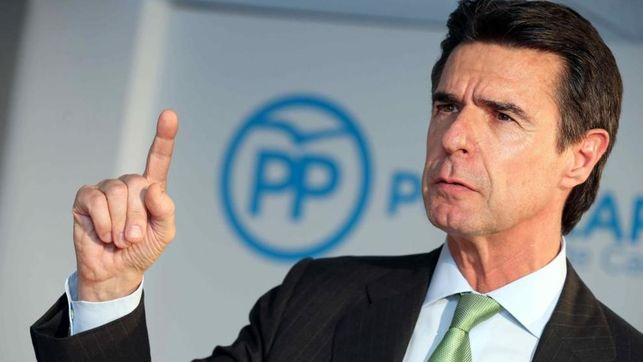 Se llama José Manuel Soria y reconoció defraudar 2.000M€ en el Ministerio de Industria con el PP. Tenía cuentas familiares en un paraíso fiscal. Mientras tú no llegas a fin de mes, él ha pillado puerta giratoria en el fondo buitre Alantra y en la fotovoltaica Island Green Power.