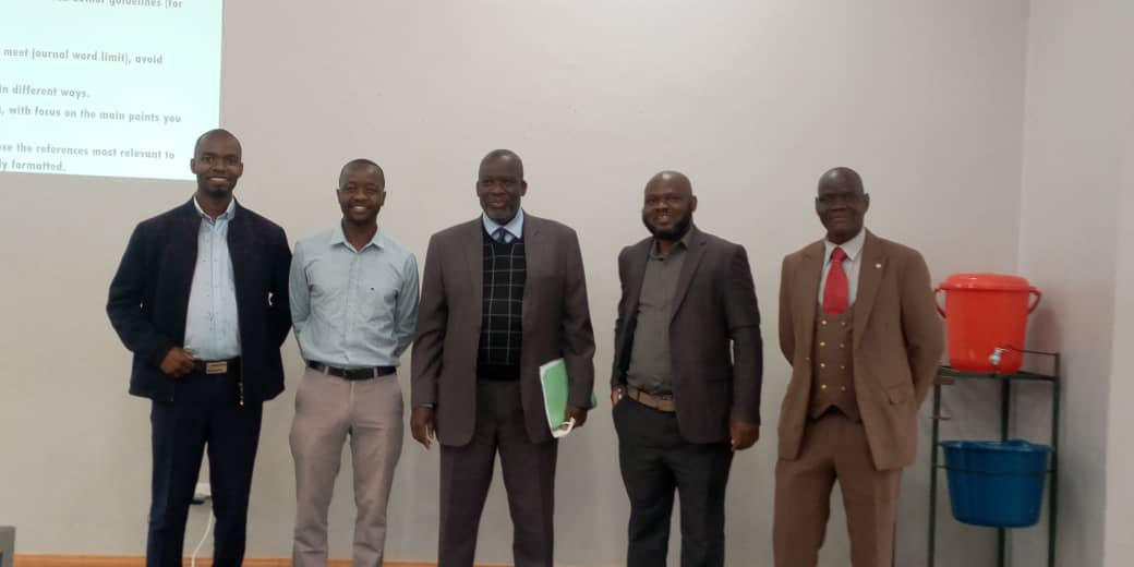 ManyozoD's tweet photo. Our @ACEPHEM1 from the @KUHeS_mw are  in Mzuzu conducting one again another #manuscript writing workshop. We were graced by the @mzunionline   University Vice Chancellor Prof John Kalenga Saka who welcomed us to the University. 

We have about 30 participants 
@amuula3 @KUHeS_mw https://t.co/5krK5u0Icm
