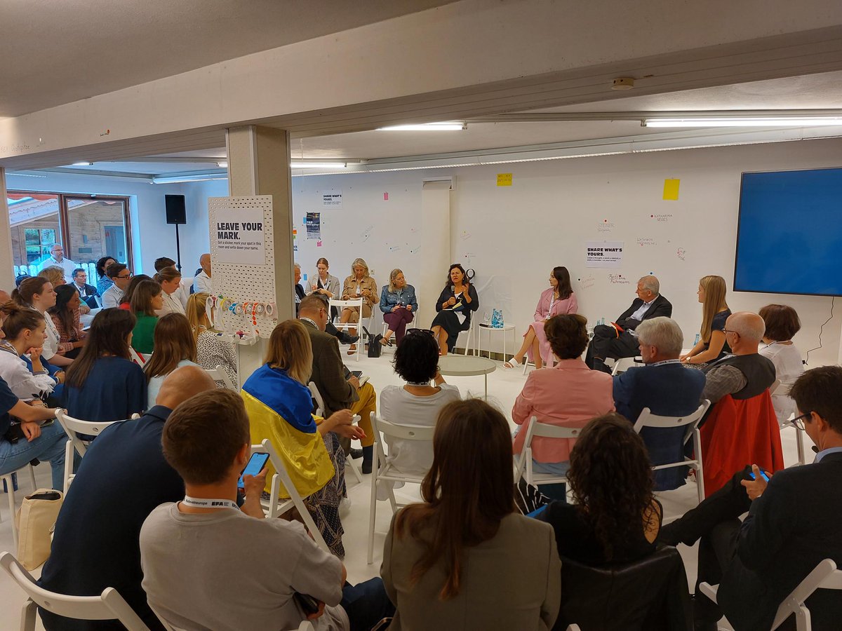 forumalpbach's tweet photo. Full house at the Chat Ukraine: Six Months After 24/02 with #EFA22 #NewEurope

 @TimothyDSnyder
Yana Barinova
 @kmathernova
 @DWornig https://t.co/bBxaBrzUMo