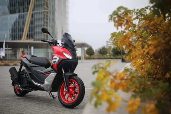 Atvrom1's tweet photo. 2022 Aprilia SR GT, primul scuter „urban adventure” de pe piata, si-a facut aparitia. Citeste stirea completa pe https://t.co/uHLGFAqsHS 💨💨 https://t.co/YQ4jRWkpGf
#Aprilia #SRGT #bearacer #scuter #atvrom #adventure #mobilitateurbana https://t.co/t1VBzSbCKa