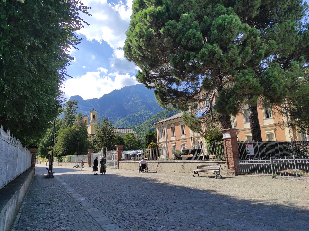 eleofioravanti's tweet photo. 🥺🌼
Giorno 3 di #Sinodo2022 e di #assembleasinodo 
Speravo di mettere la felpa h24, invece Torre Pellice regala fin troppo sole https://t.co/LDwnpdFFNs