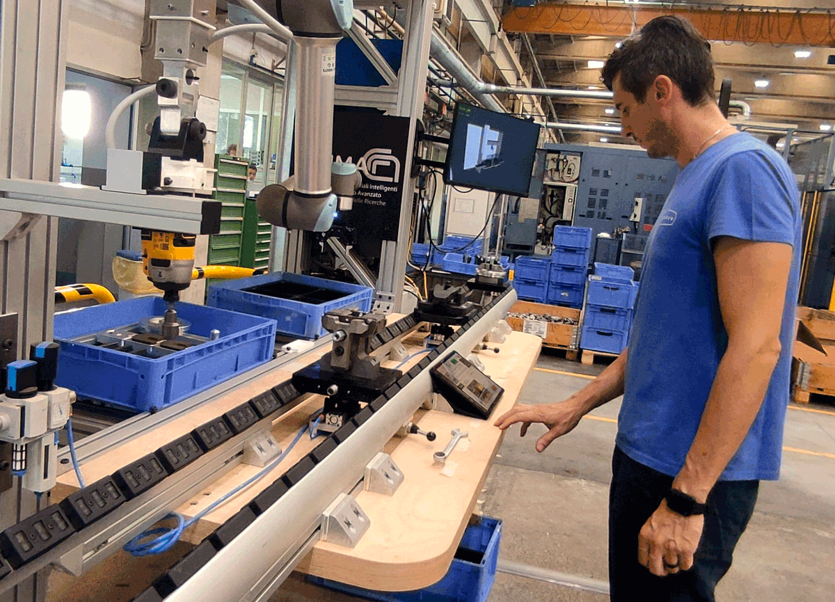 Sharework_EU's tweet photo. A logistics station has been created in #CEMBRE where #CollaborativeRobots and humans work together to assembly different components. 

This is complemented with an #AGV transporting the components across the shopfloor

➡️ https://t.co/4YltAdUkX9 https://t.co/zbPvLvrrXC