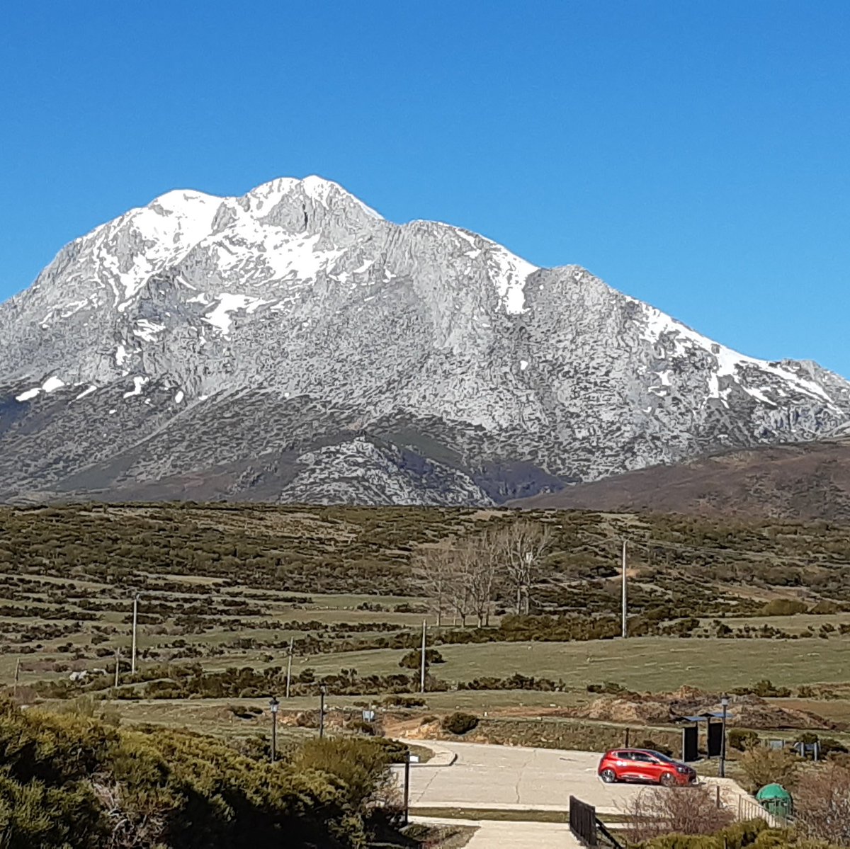 NotInMyHouse26's tweet photo. ¡Ojo que @PardofanPB hoy sale en la tele! Nuestra preciosa #MontañaPalentina a las 22.25h en @La1_tve en #comandoalsol de @comandotve 👏👏👏
¡Ponte guapete🐻! https://t.co/OJTDGcJQ6x