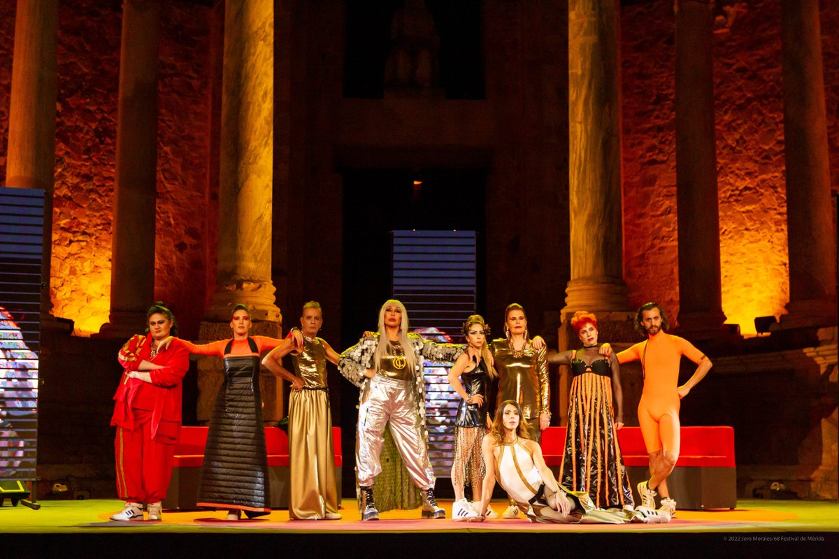 Festival_Merida's tweet photo. 🟠🔙 𝙅𝙪𝙡𝙞𝙤 𝘾𝙚́𝙨𝙖𝙧
Desde Argentina, llegó este equipazo de artistas liderados por @Moria_Casan con un 𝙅𝙪𝙡𝙞𝙤 𝘾𝙚́𝙨𝙖𝙧 a ritmo del poderío de @NathyPeluso y @rosalia 👑🎵
Un equipo de lo más humano y profesional abrió #Merida68✨ https://t.co/0blHWSoEri