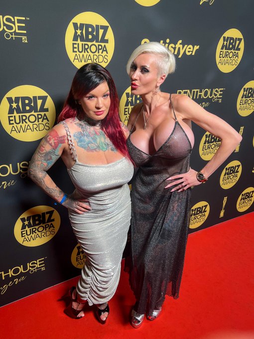 European porn queen @Sabien_DeMonia next to me on the red carpet 🏆 @XBIZ 🇩🇪 https://t.co/0aaQqBztIU<a class="tags" href="/tag/sabien_demonia">@sabien_demonia</a>
