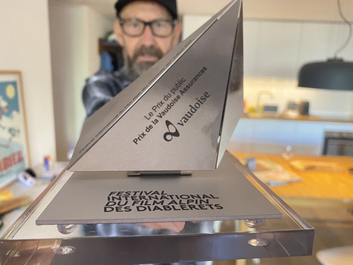 RadioTeleSuisse's tweet photo. 📢🏆🤝 Nous sommes fier·es de vous annoncer que notre film PAJU «Anthamatten, trois frères au sommet» a reçu le prix du public au Festival International du Film Alpin des #Diablerets. Un grand bravo à toutes les personnes impliquées!
A revoir ici👉https://t.co/NT2XbC091R
#FIFAD https://t.co/O22fDmXfi3