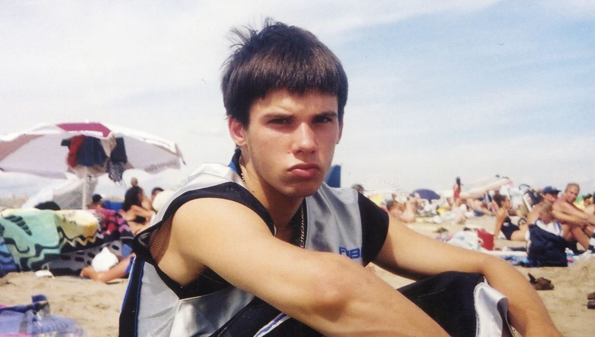 booska_p's tweet photo. ORELSAN était âgé de 20 ans lorsqu'il s'est fait taxer des bières par un groupe sur une plage ! Avec son frère, ils sont mis au défi de rapper pour les récupérer.

🗣 "Orel’ rappe deux phases et BOUM, le mec nous rend nos bières. C’était une scène de 8 Mile." https://t.co/GNd0owGs4G