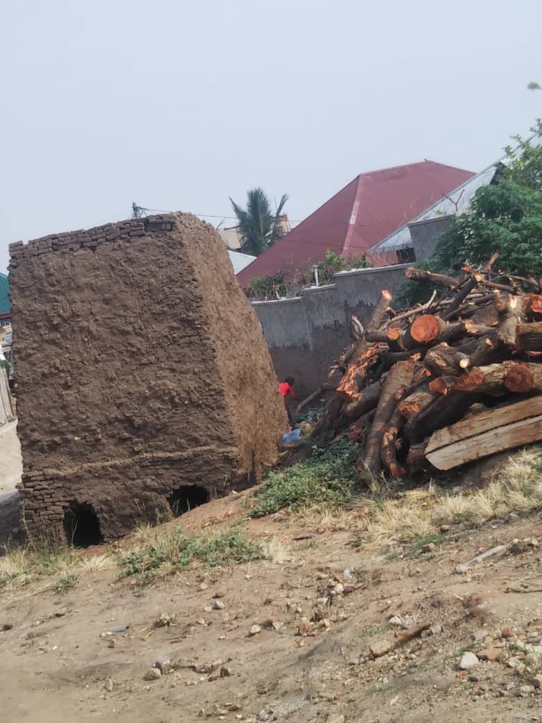 BurungaNews's tweet photo. #Burundi @MairieBuja Quartier #Winterekwa, les autorités locales suspendent la cuisson d'un four de briques enfournés en face des habitations et en dessous des fils électriques de la @Regideso_bdi de peur d'un incendie généralisée qui peut surgir. https://t.co/on4H5qRaVP