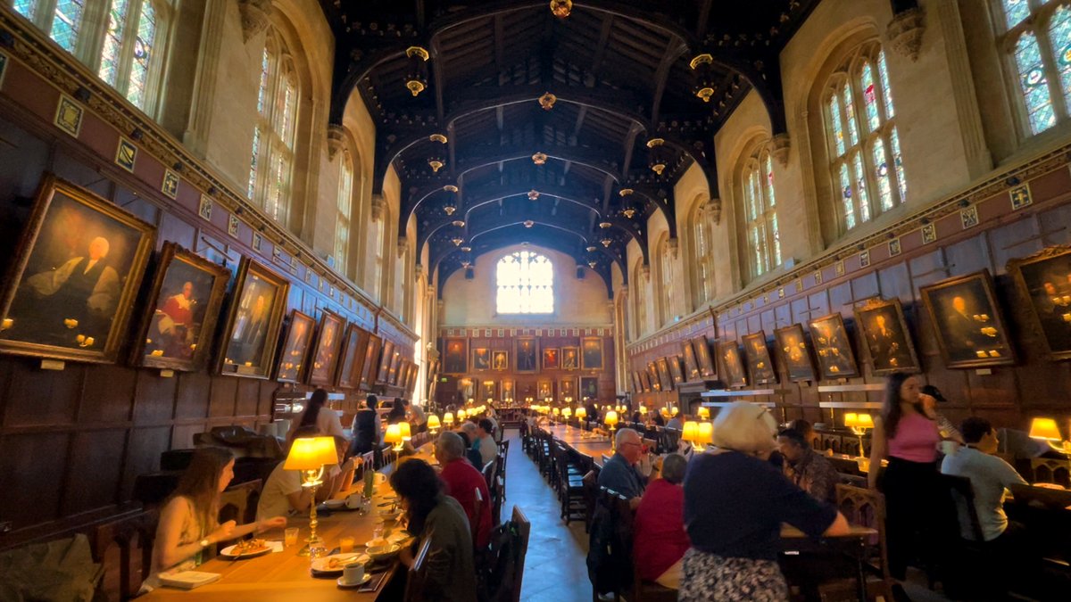 arincouk's tweet photo. ついに！Oxford大学のクライストチャーチカレッジ学生寮に一泊(朝食付)￡50以下って!＋観光客の入れない時間にゆっくり見学出来て夜も探索、最高過ぎた！ハリポタ愛読者、大広間で朝食の夢叶いました。各カレッジの裏話を聞けたのがまたよかった笑学生帰省期間限定で泊まれるけど断然夏がおすすめ。 https://t.co/L1Fs2v4R1Q