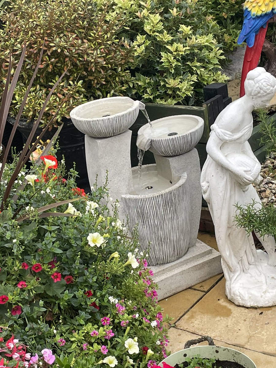 Garden competition day 2! Loving all these ornaments and fountains! #goteamhis <a href="/HiSEllaLM/">Ella</a> <a href="/HiSPeterH/">Peter Hatch</a> <a href="/HiSCharlieH1/">HiSCharlieH</a>