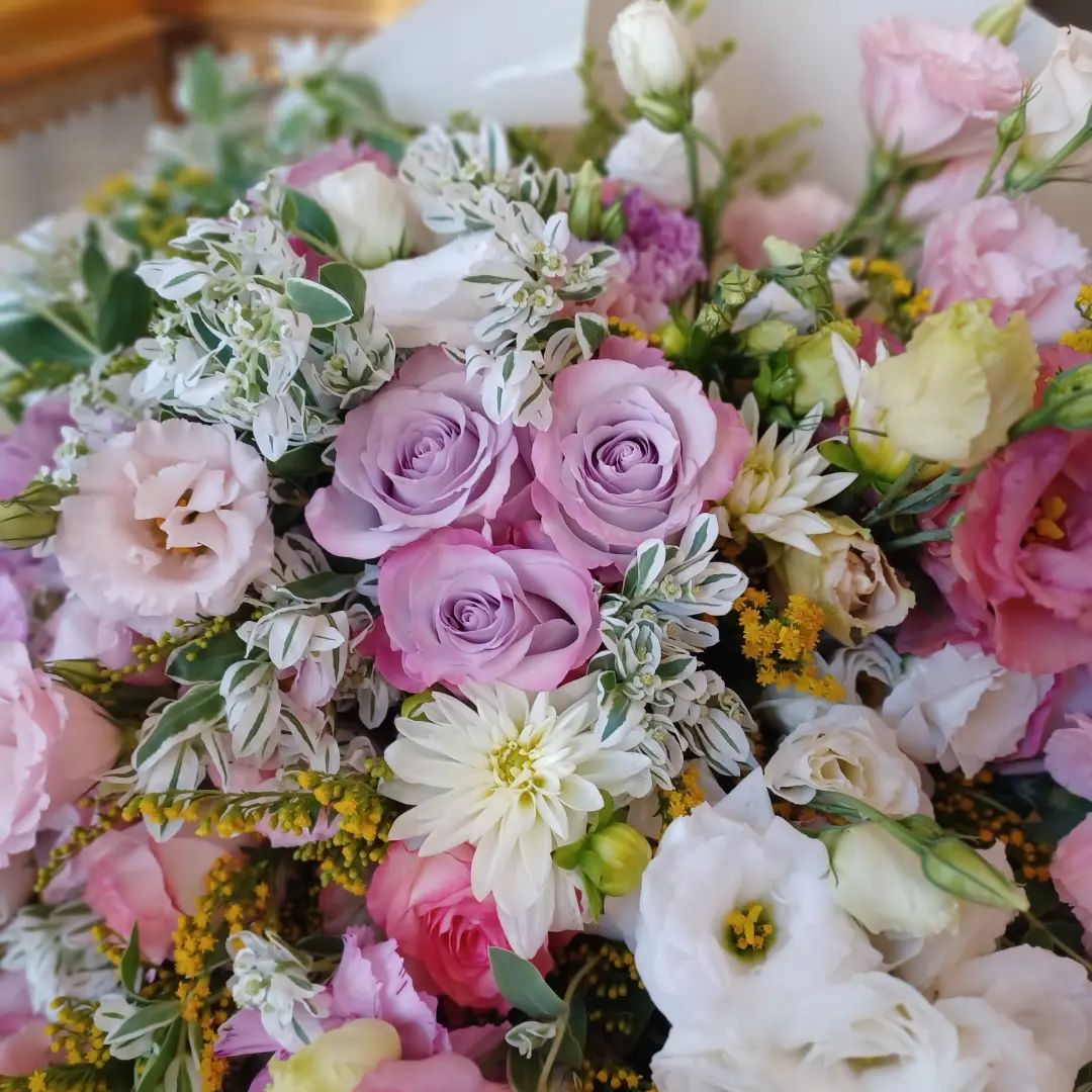 Big bouquet 💐 
#gestionemocional #gestidamore #bigbouquet #romanticflowers #flowerdesign #flowermagic #flowerbouquet #flowershop #cannigione #sardegna