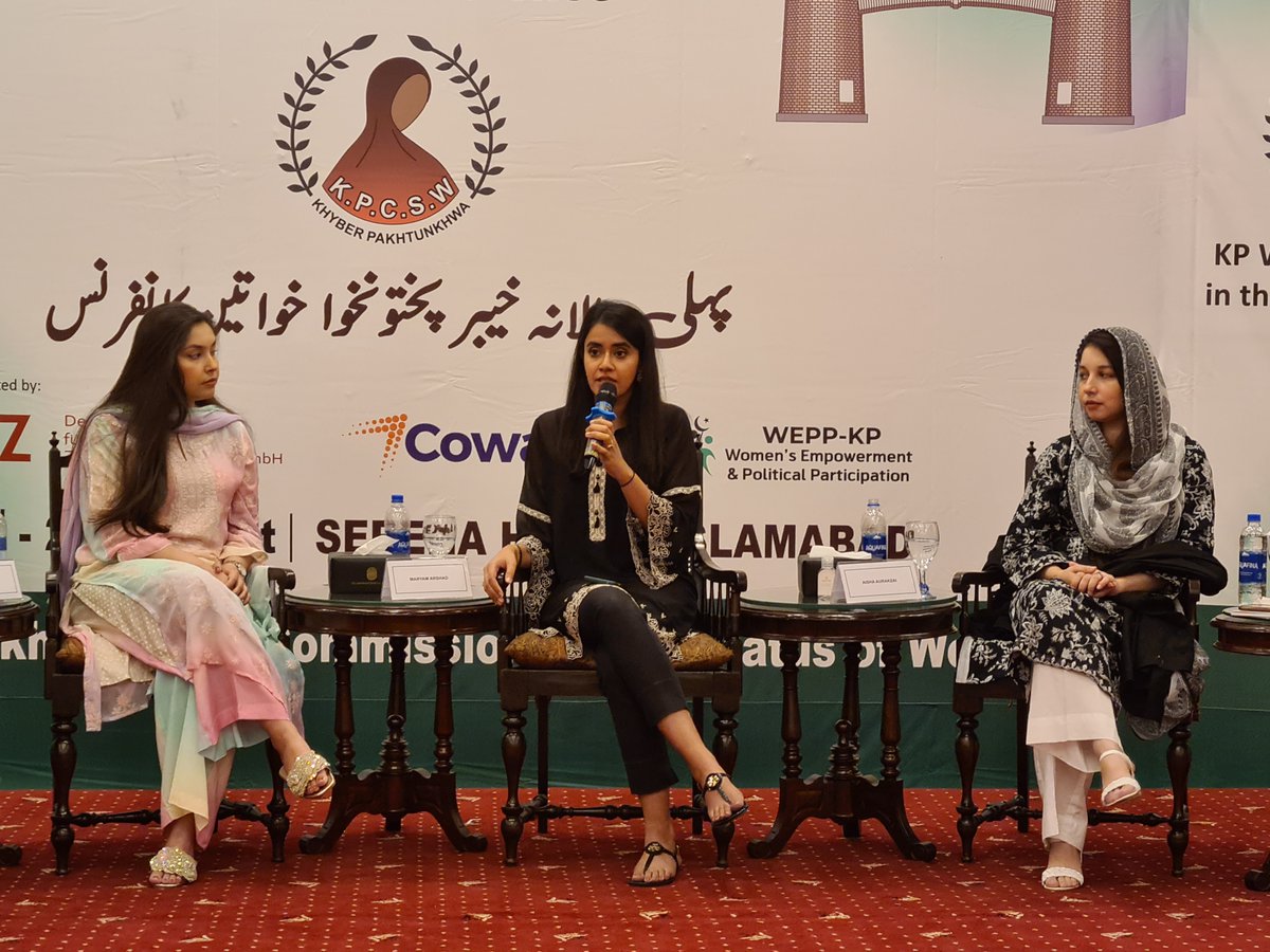 Cowater_Intl's tweet photo. Inspiring to listen to a distinguished panel of speakers re the importance of #women fully capitalizing on the opportunities of #DigitalTransformation in🇵🇰. In #KhyberPankhtunkhwa, 80% of women have access to a📱, but only 1% to a 🚽. #KPwomenconf22 #KPwomen @1st_kp @navift https://t.co/aTEhjBGGDs