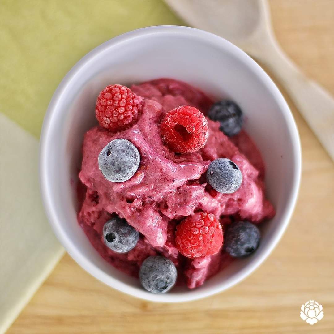 superverd_cat's tweet photo. 😍🍧Gelat de iogurt i fruits vermells 😋 ✍🏼:
- 3 iogurts
- 125g de gerds congelats
- 75g de nabius congelats
- Opcional: 1 cullerada de sucre o 2 dàtils sense os
👩🏼‍🍳 #SuperRecepta triturar tot bé en una batedora i ho guardarem al congelador unes 6-8 hores. A gaudir! 🙌🏻 https://t.co/V0XQGMtrwR