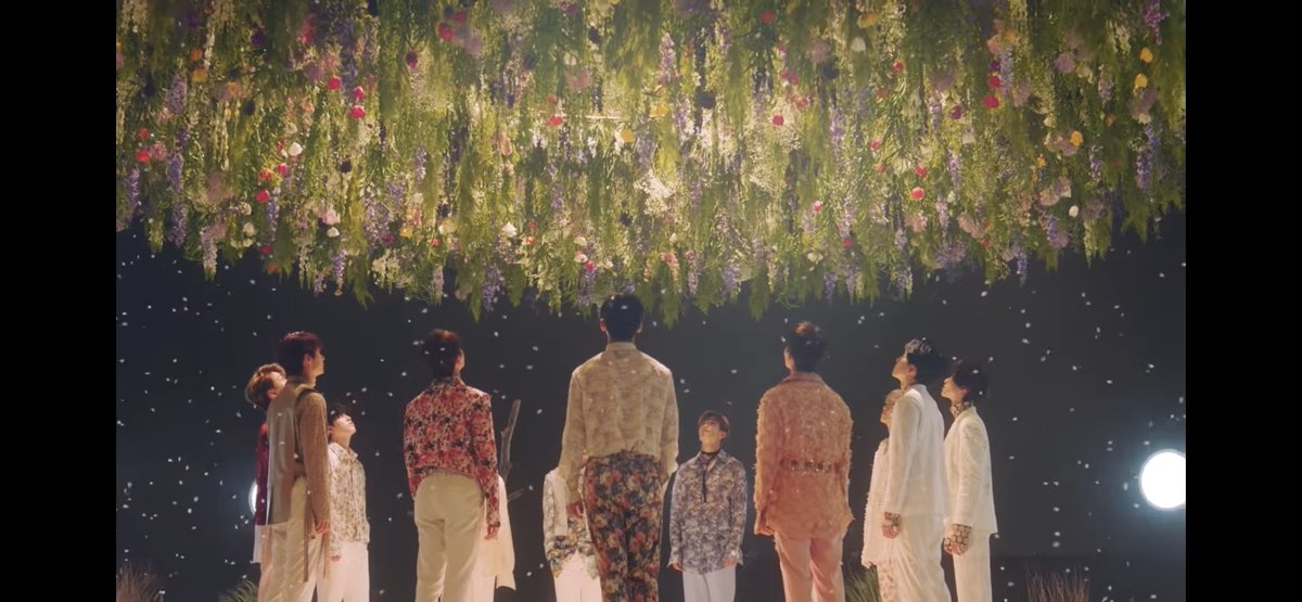 bon_tpst_32119's tweet photo. 上にお花あるとどうしても舞花が頭をよぎる https://t.co/VH1j430m7f