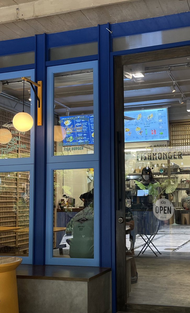 revieweveryth12's tweet photo. Fishmonger.bkk

ร้านฟิชแอนด์ชิปส์ที่จุดเด่นคือจะมีปลาประจำวันนั้นๆให้เราเลือกได้เลย กรอบนอก นุ่ม แน่น ใน และเค้าก็มีเมนูทานเล่นอื่นๆด้วยนะคะ ส่วนร้านจะอยู่ในตรอกซอกซอย แบบลึกลับ ต้องเดินๆหน่อยย

📍โครงการ Galileo Oasis / BTS ราชเทวี
#รีวิวคาเฟ่ #อร่อยไปแดก #อร่อยจนต้องรีวิว https://t.co/IhrwDnovfD