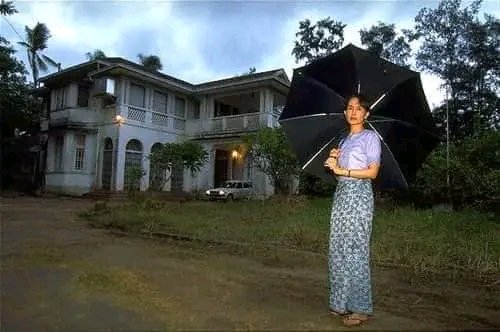 အမေ့အိမ်
--------------

ယနေ့အချိန်
အမေ့အိမ် ဝေစုခွဲ။
အဖြေရှာ
အမွေဟာ မစံထိုက်ရင်တော့
ခိုက်လိမ့်မလွဲ။။  

#အောင်မြင်နွေဦး
