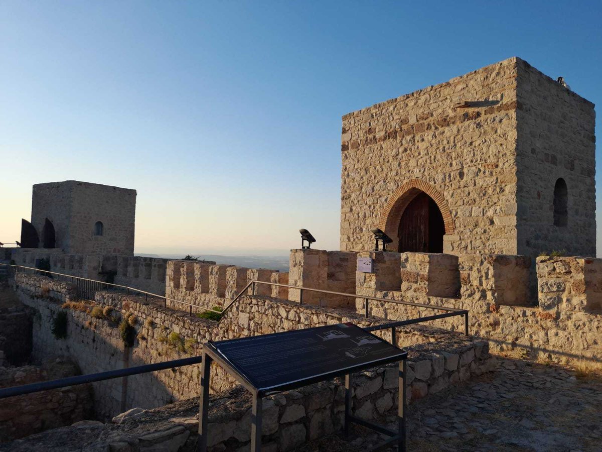 Todas las horas del día aquí son impresionantes 🥰 El castillo de Santa Catalina es un lugar de paz, de equilibrio entre historia y naturaleza. Las vistas privilegiadas desde la Torre de la vela y el Mirador del Rey o de la Cruz son inolvidables. ¡Ven a conocerlo!

<a href="/turismodejaen/">Turismo Jaén</a>