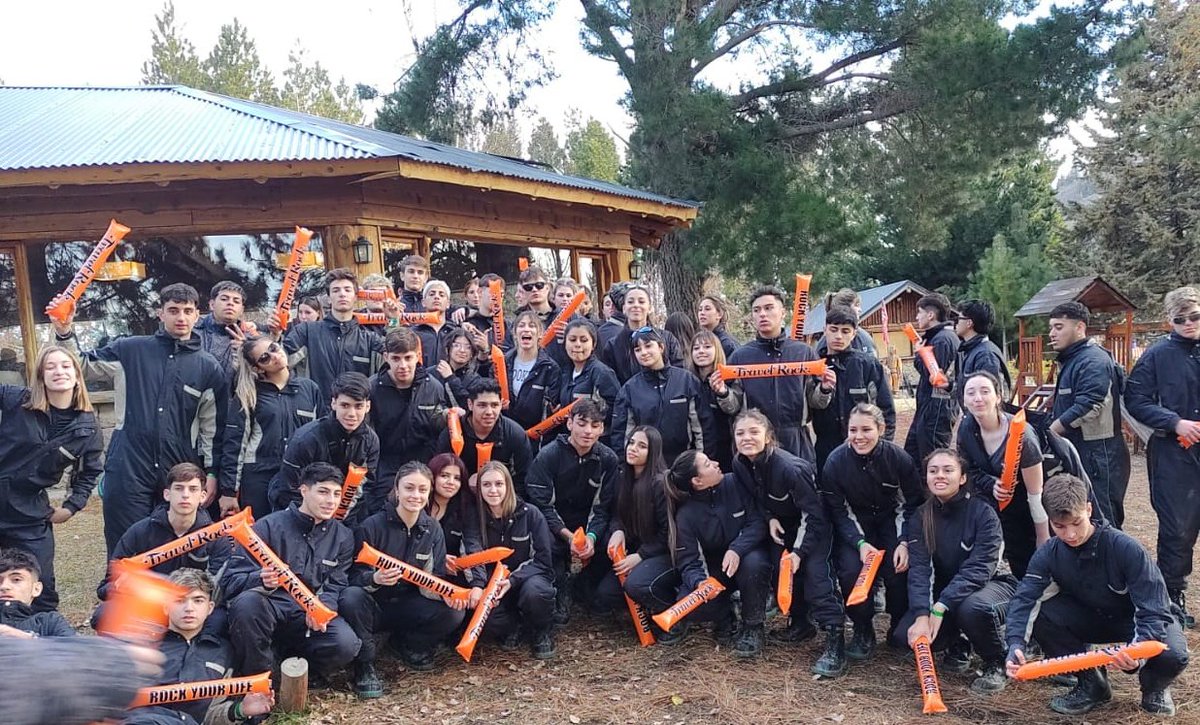 claddagh06's tweet photo. #alcolecontn esperando a los egresados del instituto Mariano Moreno de Longchamps de su viaje a Bariloche! https://t.co/U2E2DhDOBb
