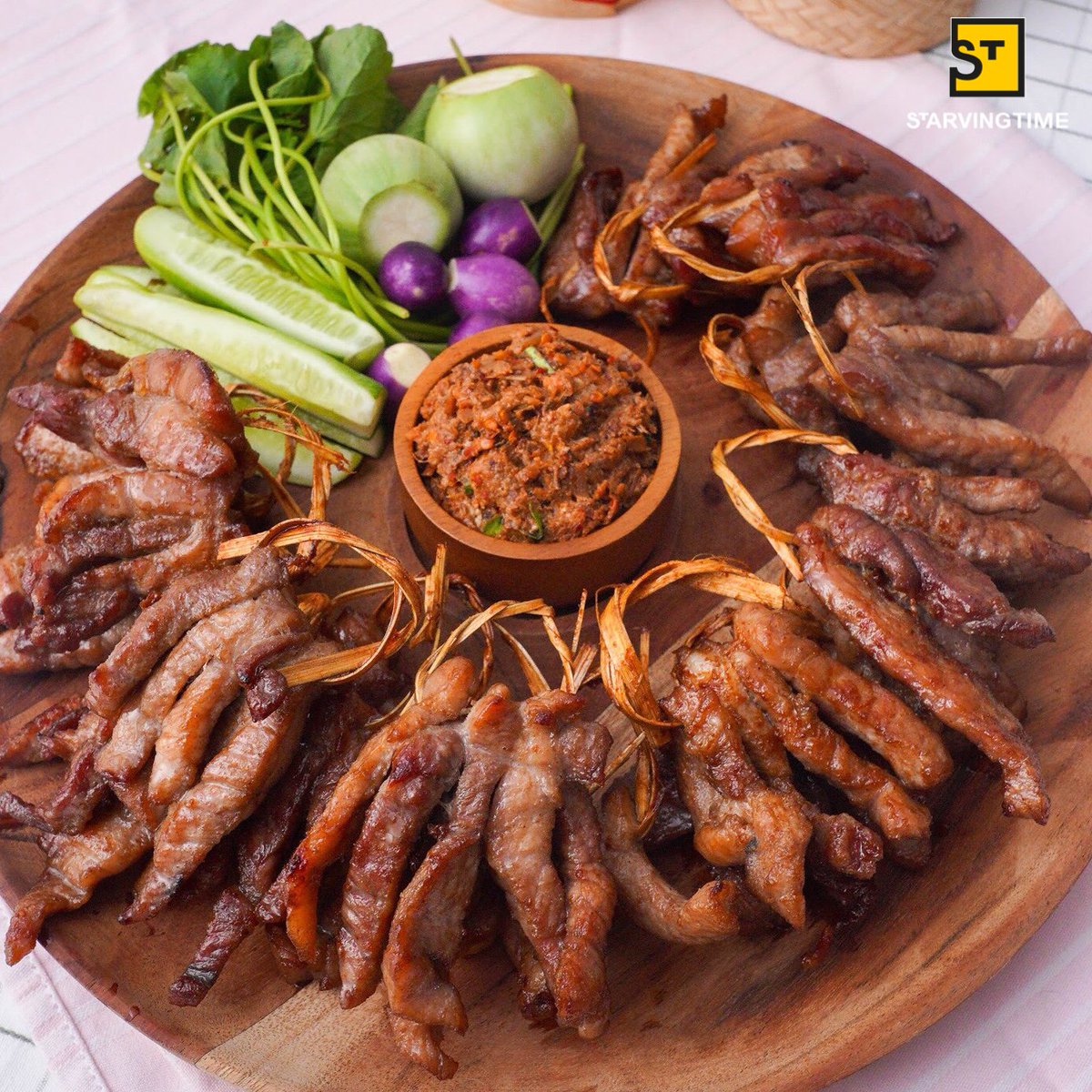 starvingtime's tweet photo. “หมูพวงปลาร้า” เนื้อนุ่ม รสแซ่บ
แซ่บคัก แซ่บหลาย ถูกใจหมู่!
ก็ #สูตรหมูพวงปลาร้า วันนี้แหละจ้า
ทำขายก็ได้ ทำกินก็เลิศ
แท็กเพื่อนที่ชอบของแซ่บ
แล้วทำตามกันได้เลย
#ครัวคนหิว #แจกสูตร
#STCooking #Easycooking #Starvingtime
#เรื่องกินเรื่องใหญ่ https://t.co/dgU4xhQv4y