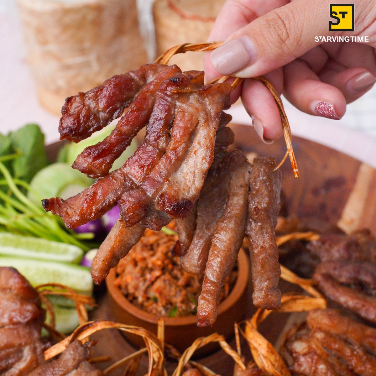 starvingtime's tweet photo. “หมูพวงปลาร้า” เนื้อนุ่ม รสแซ่บ
แซ่บคัก แซ่บหลาย ถูกใจหมู่!
ก็ #สูตรหมูพวงปลาร้า วันนี้แหละจ้า
ทำขายก็ได้ ทำกินก็เลิศ
แท็กเพื่อนที่ชอบของแซ่บ
แล้วทำตามกันได้เลย
#ครัวคนหิว #แจกสูตร
#STCooking #Easycooking #Starvingtime
#เรื่องกินเรื่องใหญ่ https://t.co/dgU4xhQv4y