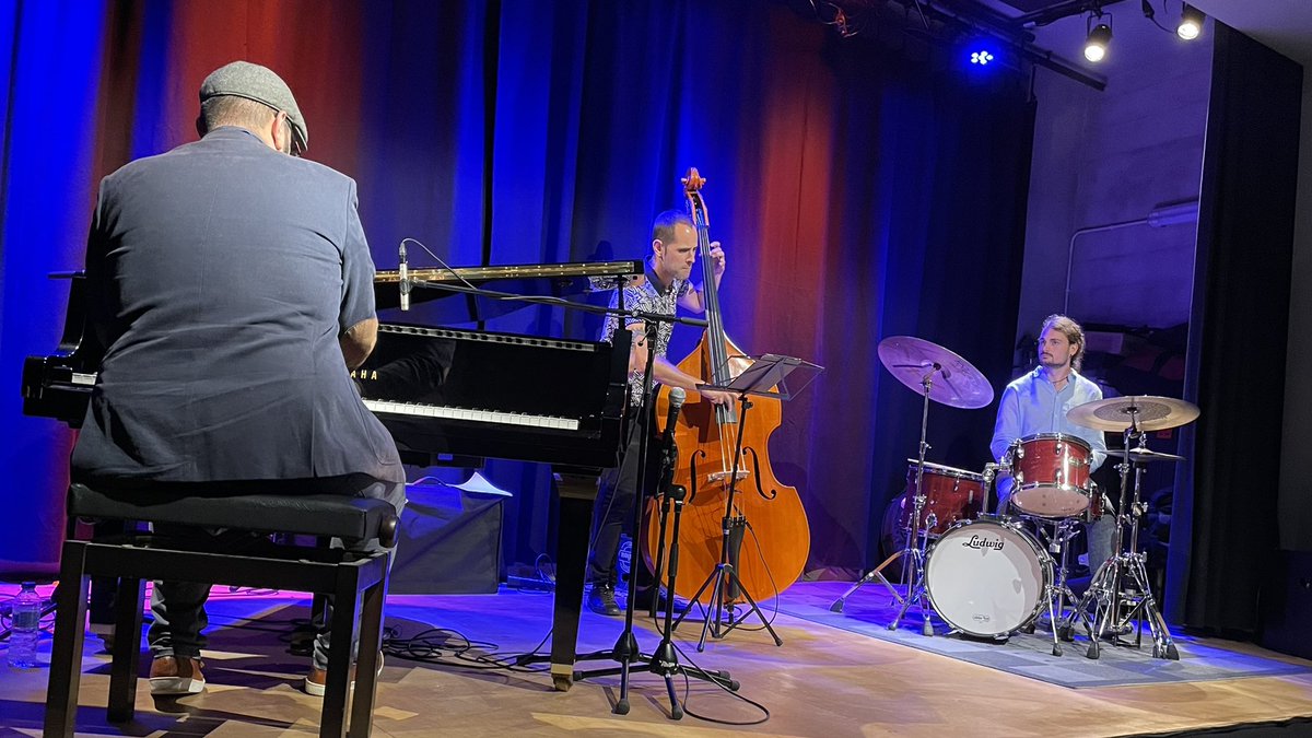 KGTmakusi's tweet photo. Aste Nagusia es un universo con muchas opciones para disfrutarla. Anoche estuvimos en Jazz-On Aretoa, un remanso de jazz en las fiestas. Además, es un lugar extraordinario para ver los fuegos artificiales https://t.co/7PSr2r3Txv