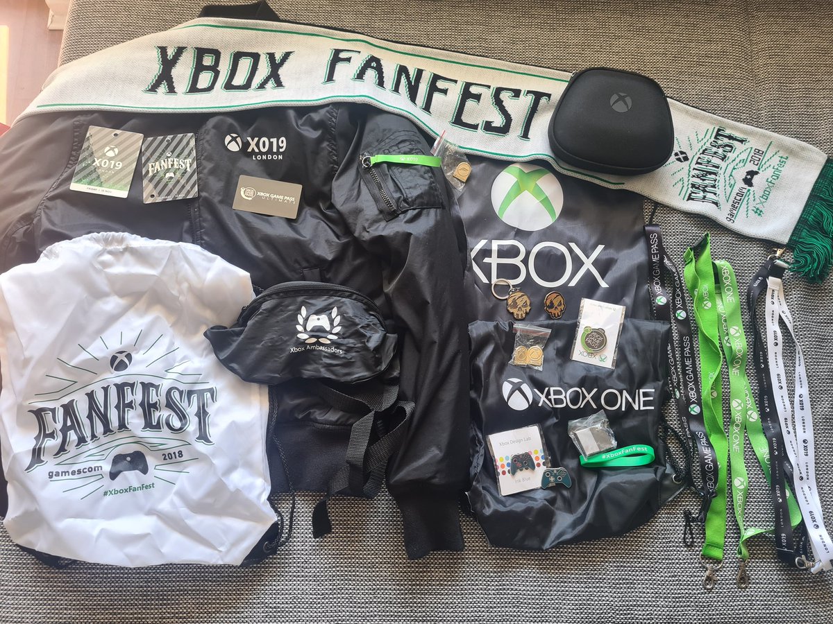 LokiJimmyB's tweet photo. Mache mich gerade ready für die #gamescom Woche und hole mal das ganze #Xbox Stuff der letzten Jahre raus. Schade, dass es für die #X019 Jacke und den Schal viel zu warm ist. 😅 Aber ein paar Kleinigkeiten werden wohl das Outfit zieren. Wie geht ihr ? #xboxfanfest #XboxSeries https://t.co/jM4wzNY3gI