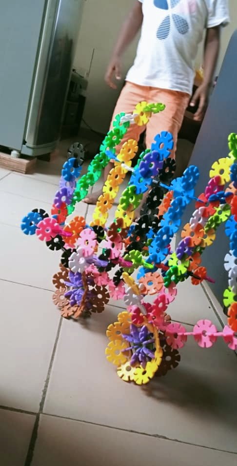 Buildify_yp's tweet photo. アフリカから来た知り合いの息子くん4才、すでにこんなんを作れる思考力があって驚愕🤯将来何をやりたいのか�� https://t.co/gxFDUjlfbc