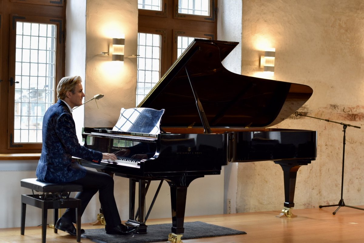 ikemoriz's tweet photo. More pics from the sold-out #DragonsTour 2022!
#IkeMorizOnTour
#IkeMoriz
#Dragons 
#ReinbekerSchloss
#SchlossReinbek
#Steinway
#castle
#Reinbek https://t.co/Eps6ZOnywn