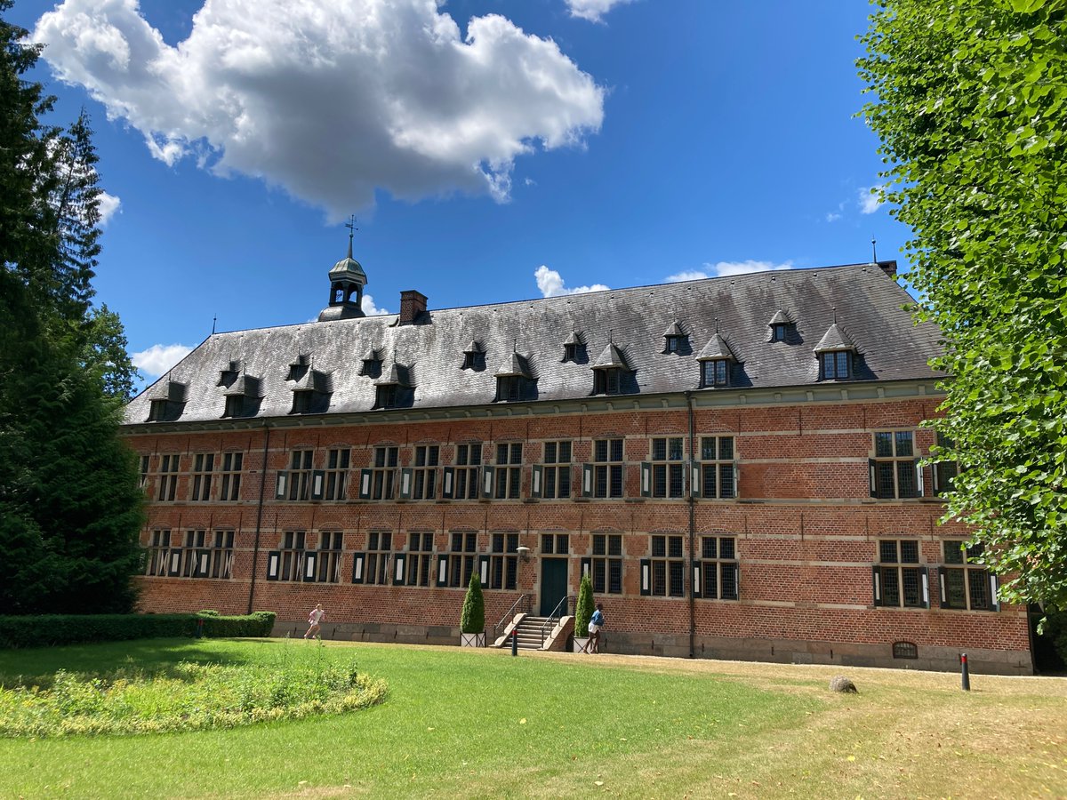 ikemoriz's tweet photo. More pics from the sold-out #DragonsTour 2022!
#IkeMorizOnTour
#IkeMoriz
#Dragons 
#ReinbekerSchloss
#SchlossReinbek
#Steinway
#castle
#Reinbek https://t.co/Eps6ZOnywn